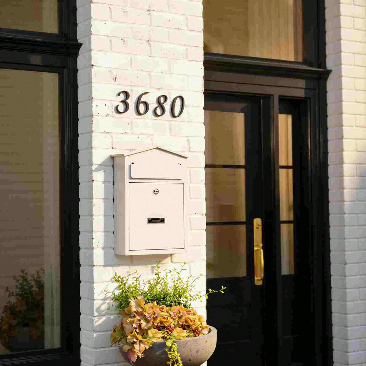 Buzón de Correo Exterior con Cerradura, Buzón de Pared Metálico para Cartas y Sobres, Caja de Correo con Ranura Frontal y Llave, Buzón para Fachada, Puerta, Entrada, Casa, Apartamento y Oficina, Diseño Moderno, 20 × 26 × 7,5 cm, Negro/Blanco