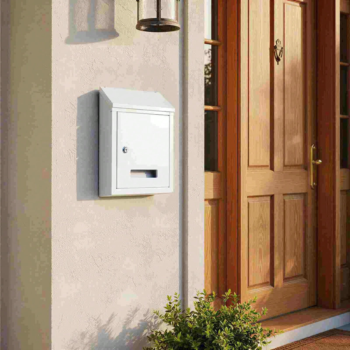 Buzón de Correo Exterior con Cerradura, Buzón de Pared Metálico para Cartas y Sobres, Caja de Correo con Ranura Frontal y Llave, Buzón para Fachada, Puerta, Entrada, Casa, Apartamento y Oficina, Diseño Moderno, 20 × 26 × 7,5 cm, Negro/Blanco