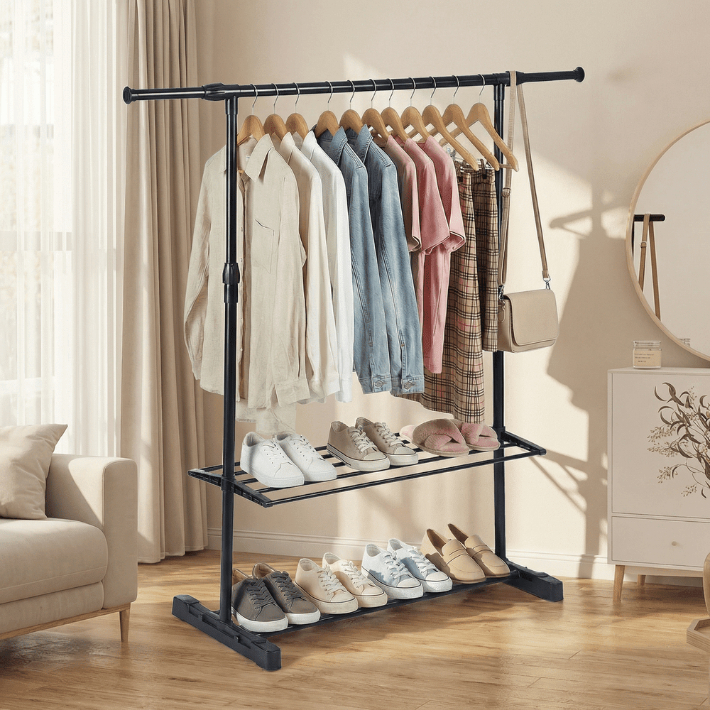 Perchero de pie extensible con doble barra y estantes para zapatos. Ajustable en altura (hasta 160cm) y ancho (hasta 145cm), ideal para dormitorio, salón y balcón. Almacenamiento multifuncional para ropa, calzado y accesorios.