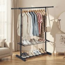 Perchero de pie extensible con doble barra y estantes para zapatos. Ajustable en altura (hasta 160cm) y ancho (hasta 145cm), ideal para dormitorio, salón y balcón. Almacenamiento multifuncional para ropa, calzado y accesorios.