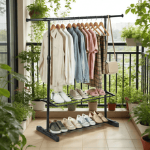 Perchero de pie extensible con doble barra y estantes para zapatos. Ajustable en altura (hasta 160cm) y ancho (hasta 145cm), ideal para dormitorio, salón y balcón. Almacenamiento multifuncional para ropa, calzado y accesorios.