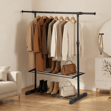 Perchero de pie extensible con doble barra y estantes para zapatos. Ajustable en altura (hasta 160cm) y ancho (hasta 145cm), ideal para dormitorio, salón y balcón. Almacenamiento multifuncional para ropa, calzado y accesorios.