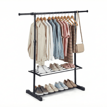 Perchero de pie extensible con doble barra y estantes para zapatos. Ajustable en altura (hasta 160cm) y ancho (hasta 145cm), ideal para dormitorio, salón y balcón. Almacenamiento multifuncional para ropa, calzado y accesorios.