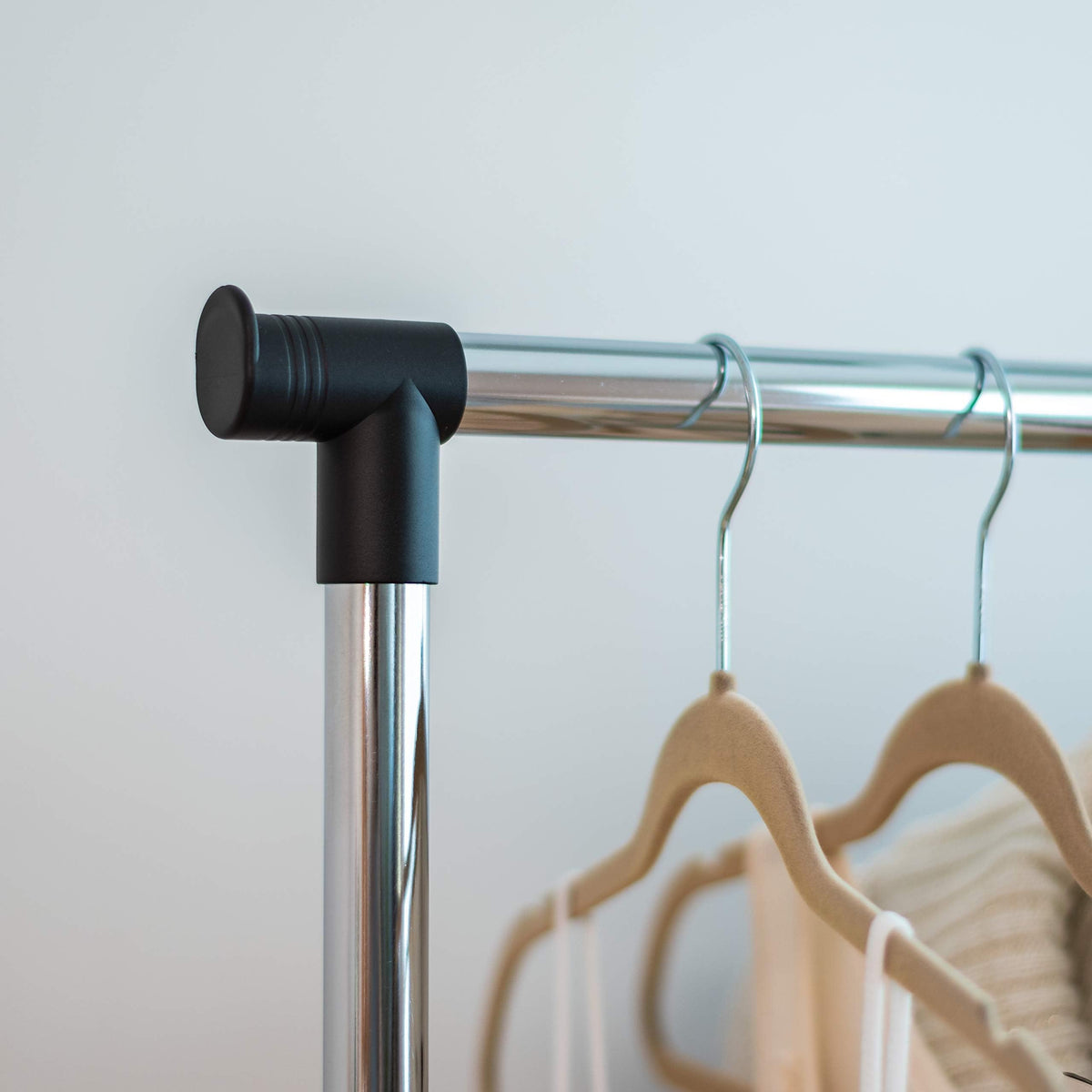 DECODEKO Perchero Burro Ropa con Ruedas, Material Acero Inoxidable, con Soporte para Zapatos, Fácil de Montar, Capacidad de carga máxima de 15 kg
